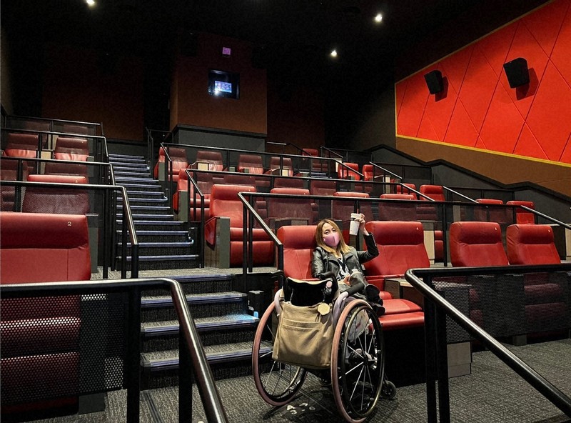 車いすで映画館 あるインフルエンサーが経験した「炎上」と社会変革