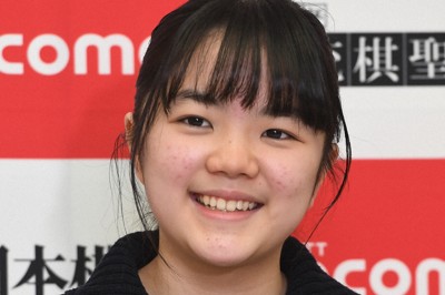 史上最年少でタイトルを獲得し、記者会見で笑顔を見せる仲邑菫女流棋聖（当時）＝東京都千代田区で2023年2月6日午後4時23分、内藤絵美撮影