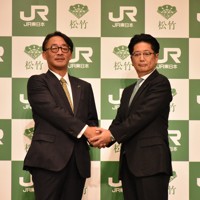 包括的業務提携を結び、握手するJR東日本の喜勢陽一社長（左）と松竹の高橋敏弘社長＝東京都中央区の歌舞伎座で2024年11月18日、佐久間一輝撮影