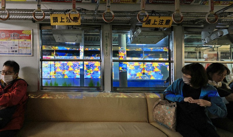 車窓に幻想、光アート 創立100年 水間鉄道、期間限定で投影 貝塚