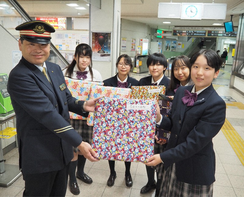 近鉄駅に恩返し、手作りの座布団 高校生が贈る 大和高田 ／奈良 | 毎日新聞