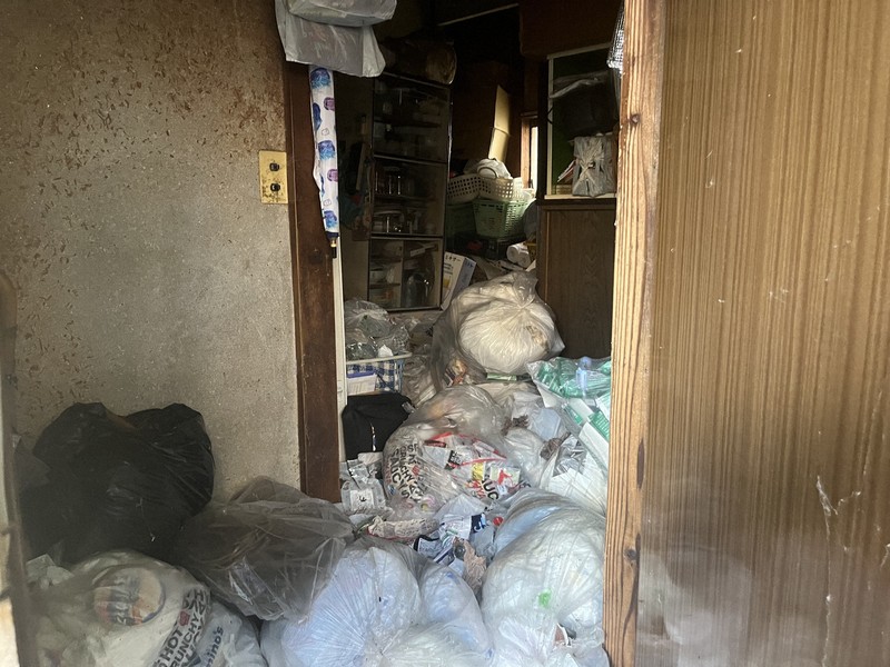 孤独の現場から：ゴミ屋敷で育った虐待サバイバー 教育機会奪われ