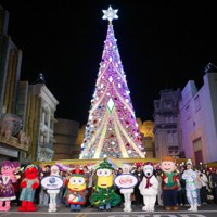 今年で見納め USJ巨大ツリー [写真特集1/6] | 毎日新聞