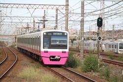 京成千葉線に乗り入れた新京成電鉄の電車＝筆者撮影
