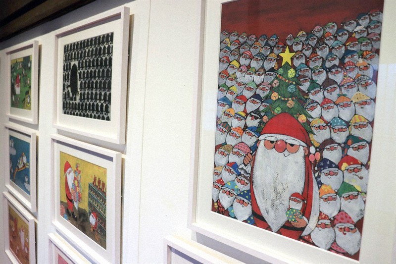 三井寺にサンタ、垣根越え 絵本作家・谷口さん作品展 来月8日まで