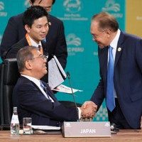 座ったまま握手はNG? 石破首相の外交マナーが物議、専門家の見解 [写真