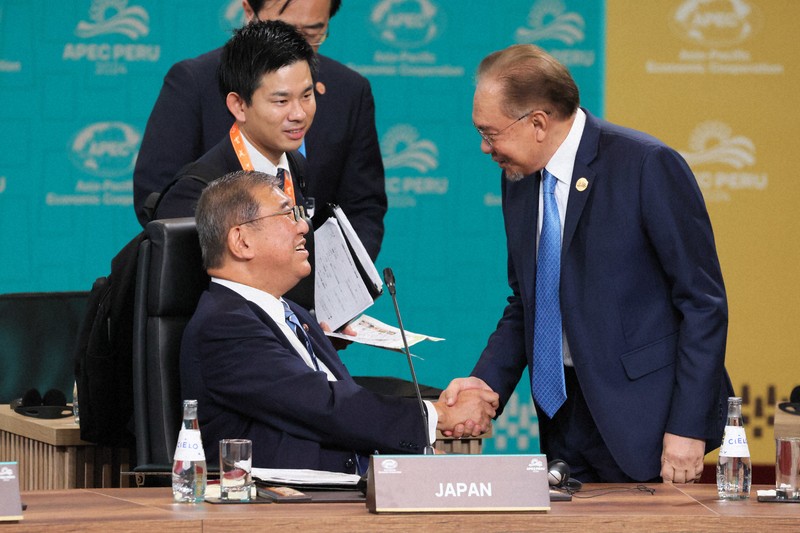 座ったまま握手はNG? 石破首相の外交マナーが物議、専門家の見解 [写真