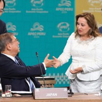 座ったまま握手はNG? 石破首相の外交マナーが物議、専門家の見解 [写真