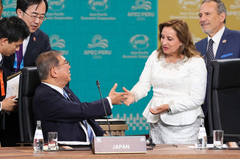 座ったまま握手はNG? 石破首相の外交マナーが物議、専門家の見解 [写真