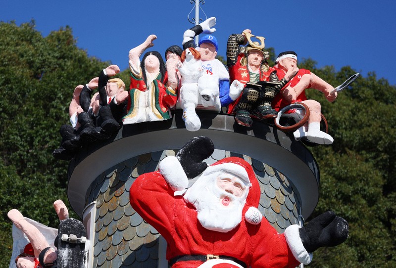 大谷選手や石破首相らが「キケポーズ」 恒例の世相サンタ登場 神戸