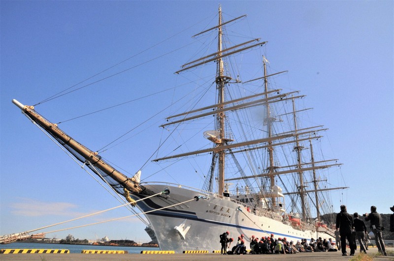 国内最大の高速帆船「日本丸」が宮崎に寄港 地元児童らが船内見学