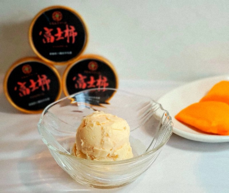 富士山のようなブランド柿、今年も朱色鮮やか 愛媛特産の富士柿 | 毎日新聞