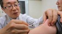 インフルエンザワクチンの予防接種。日本では4種類のウイルスに対応する4価のワクチンを用いている＝福岡市の病院で2016年1月7日、和田大典撮影