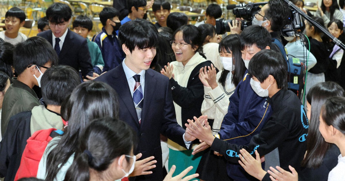 藤井聡太7冠、母校をサプライズ訪問 児童ら歓声 「びっくり」 | 毎日新聞