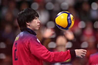 バレーボールのSVリーグ・サントリー戦で試合前の練習に臨む東京GBの玉宅健太郎＝東京・有明アリーナで2024年11月3日、玉城達郎撮影