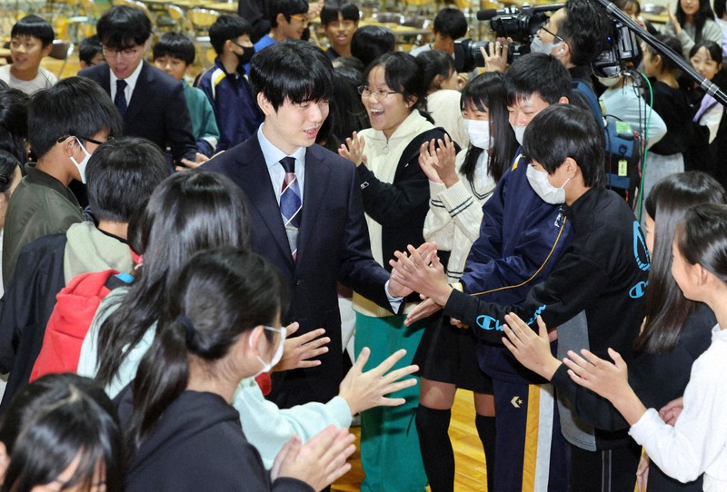 藤井聡太7冠、母校をサプライズ訪問 児童ら歓声 「びっくり」 [写真