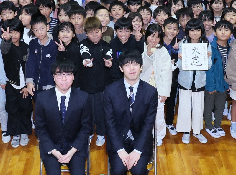 藤井聡太7冠、母校をサプライズ訪問 児童ら歓声 「びっくり」 [写真