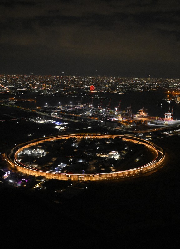 大阪・関西万博会場の大屋根「リング」が全周ライトアップ [写真特集1