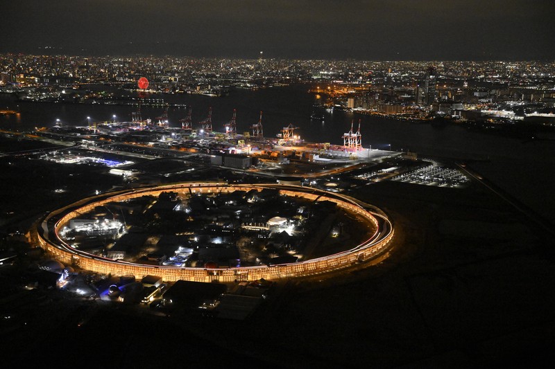 大阪・関西万博会場の大屋根「リング」が全周ライトアップ [写真特集1