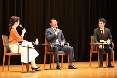 大八木弘明さん（中央）が教え子である第一生命グループ監督の早瀬浩二さん（右）を招いて開いたトークイベント。早瀬さんの登壇は大八木さんの希望だった＝2024年10月26日、駒沢大学提供