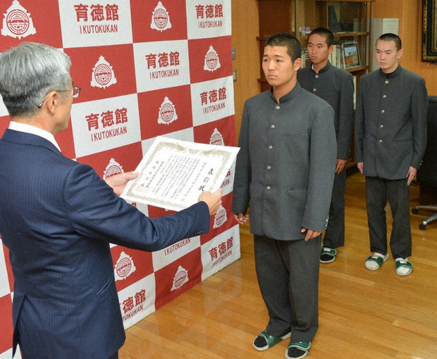 センバツ 県推薦校・育徳館を表彰 「21世紀枠」粘りと集中力評価