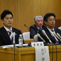 立花孝志氏が自宅前で行った演説について説明する奥谷謙一・兵庫県議（左）ら＝神戸市中央区の県庁で2024年11月18日午後5時28分、中尾卓英撮影
