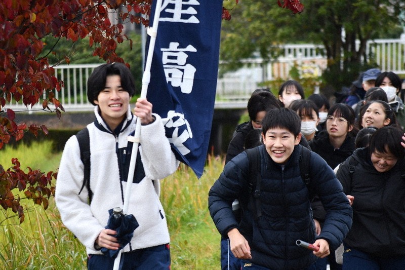 被災者支援、訴え歩く 京都暁星高生ら、与謝野～宮津26キロ ／京都