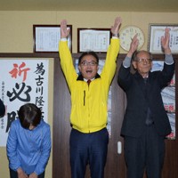 無投票での4選を決め、支持者と万歳する古川隆三郎氏（左から3人目）＝島原市で