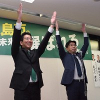 再選を決め万歳三唱する下鶴隆央氏（左）＝鹿児島市東千石町の事務所で2024年11月24日午後8時12分
