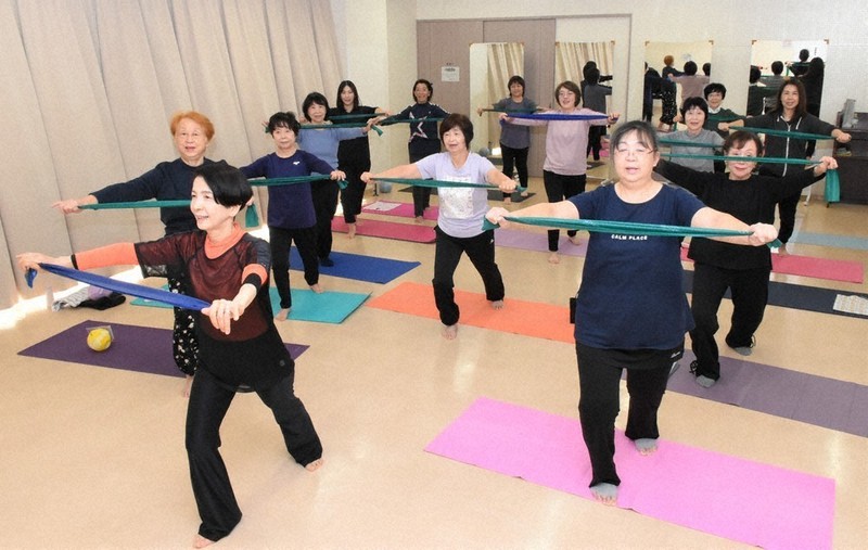人生100年クラブ：呼吸と体を意識、延ばせ健康寿命 シニア