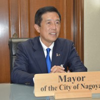 市長室の椅子に座り笑顔を見せる広沢一郎氏＝名古屋市中区で2024年11月25日午前10時46分、真貝恒平撮影