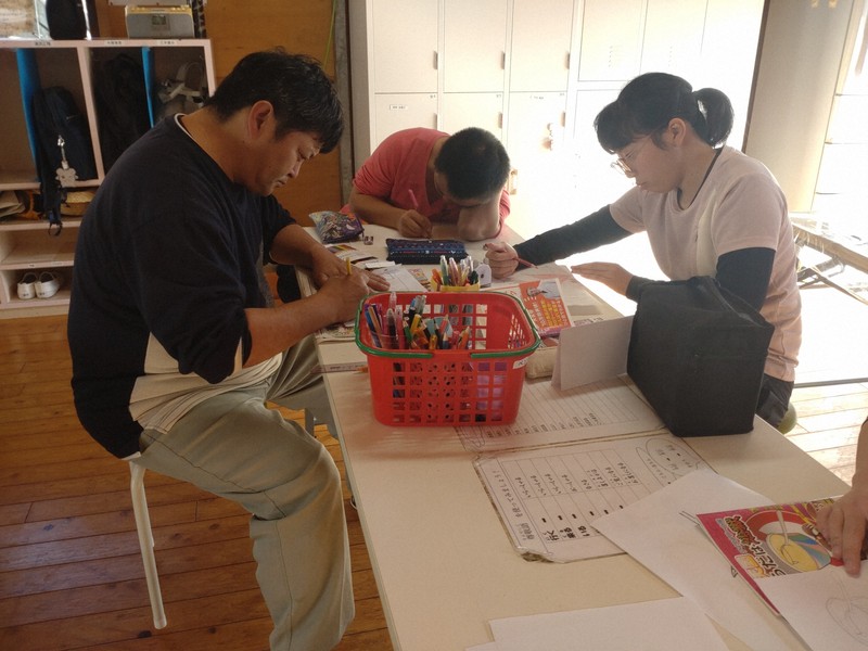 障害者アートをカレンダーに 「ファン」増やし描き手支援へ 高知