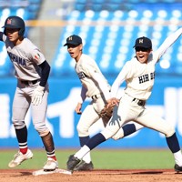 【広島商－横浜】五回裏横浜2死一、二塁、織田翔希の二ゴロを好捕して封殺した広島商の遊撃手・西村銀士（右）と二塁手・小田健登（中央）＝神宮球場で2024年11月25日、玉城達郎撮影