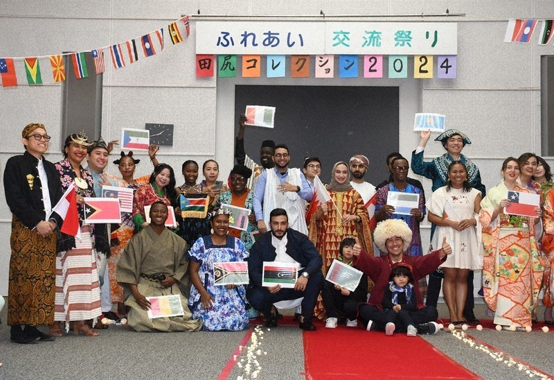 27カ国、鮮やか民族衣装 研修生、地域住民らと交流 田尻 ／大阪 | 毎日新聞