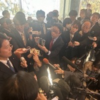 全国知事会の終了後、報道陣の取材に応じる斎藤元彦・兵庫県知事（左）＝東京都千代田区で25日午後、斎藤文太郎撮影