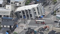 能登半島地震で横倒しになったビル＝石川県輪島市で2024年5月1日、本社ヘリから北村隆夫撮影