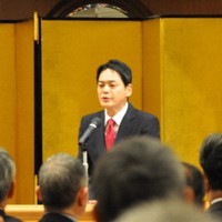 実績を織り交ぜながらあいさつする山中竹春横浜市長＝横浜市中区で2024年11月25日、遠藤和行撮影