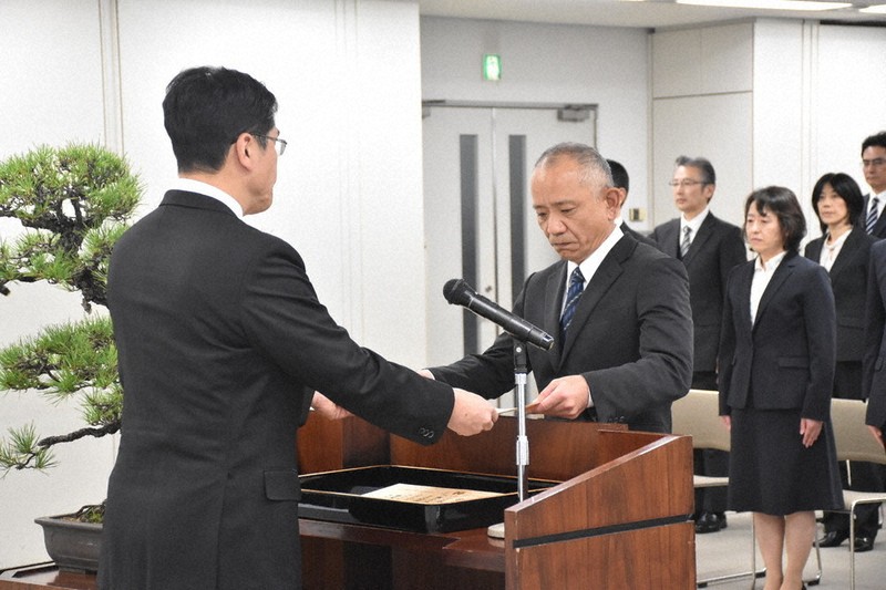 永年勤続や優秀職員 県警が65人表彰 ／静岡 | 毎日新聞