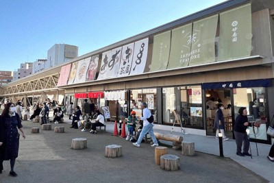 さまざまな店が並ぶ「あつたnagAya」。平日も多くの人でにぎわう＝名古屋市熱田区で2024年11月13日、大原翔撮影