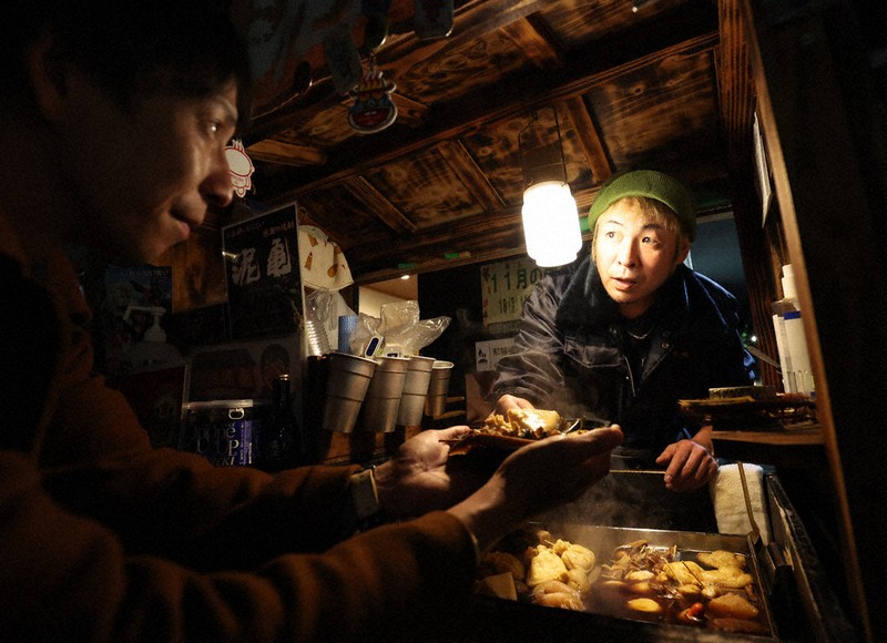 特集ワイド：銭湯の脇に絶滅危惧種 東京・根岸、人情おでん屋台 子ども