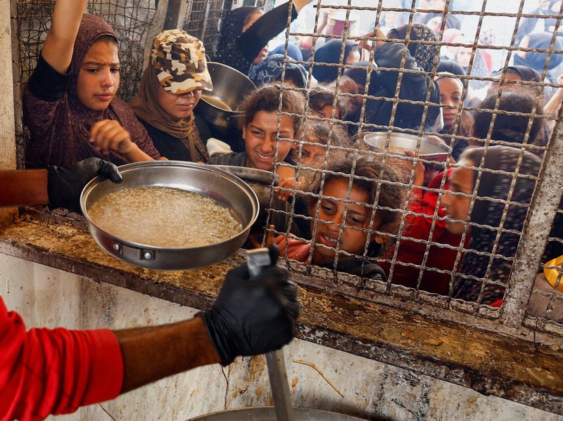 パンを求めた群衆で少女含む3人が圧死 ガザで食料危機が深刻化 | 毎日新聞