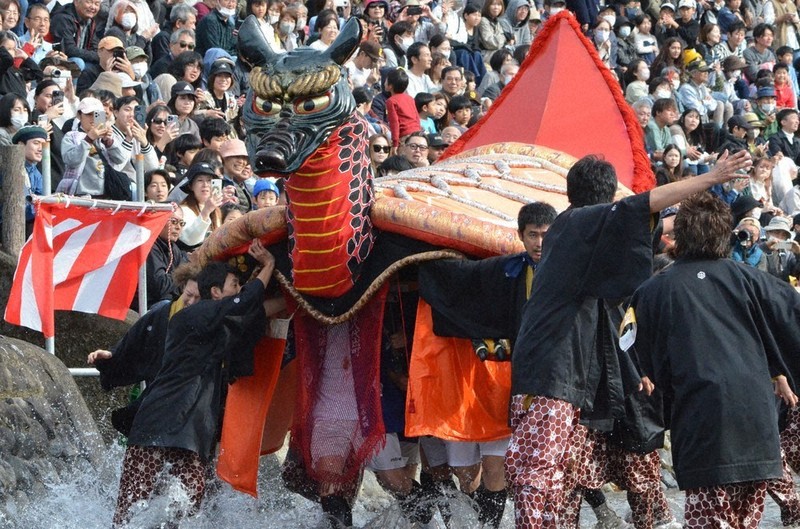 ガメ」勇壮、水しぶき ユネスコ無形文化遺産「八代妙見祭」 熊本