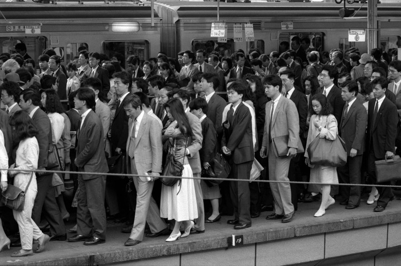 鉄道2 白黒鉄道写真 混雑した駅の電車 昭和の通勤電車｣今では信じられ