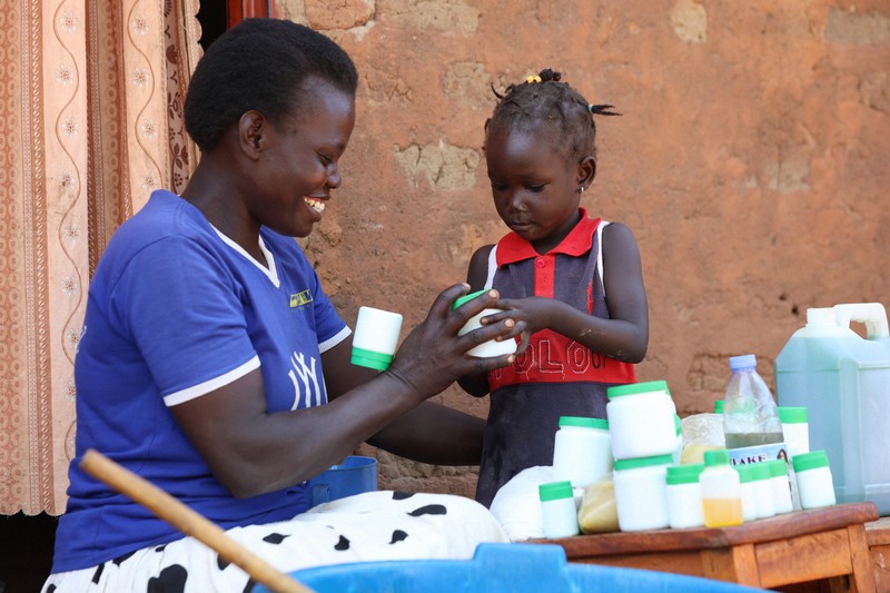 圧倒的ニータンの家族募集 大家族養う手作りせっけん ウガンダの難民「努力すれば自立も」 | 毎日新聞
