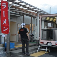被災地にラーメンを届けてきたキッチンカー。今年で11年目を迎えた＝梁河文昌さん提供