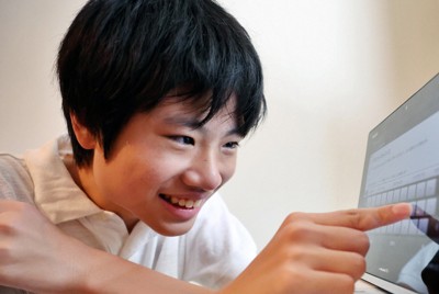 タブレット端末を使って自身の思いを文章にする内田博仁さん＝横浜市青葉区で2024年9月21日、幾島健太郎撮影
