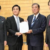 国民民主党の玉木雄一郎代表（中央左）からエネルギー政策に関する要請文を受け取る石破茂首相（同右）＝首相官邸で2024年11月27日午後5時40分、平田明浩撮影