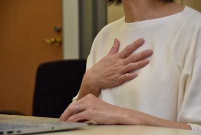 毎日新聞の取材に応じる女性検事。記者会見後に寄せられた応援のメッセージが心の支えになっている＝京都市で2024年12月3日午後3時52分、高良駿輔撮影