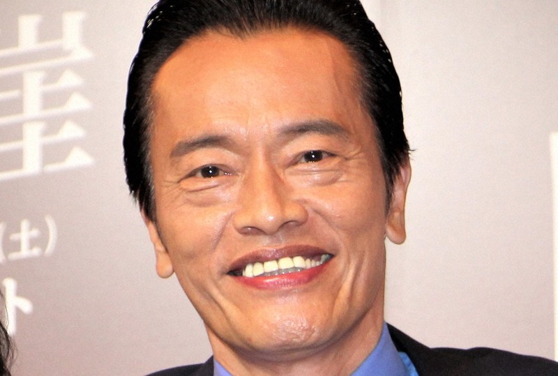 ハートのポーズがキュート！63歳・遠藤憲一の劇的イメチェン姿にファン 