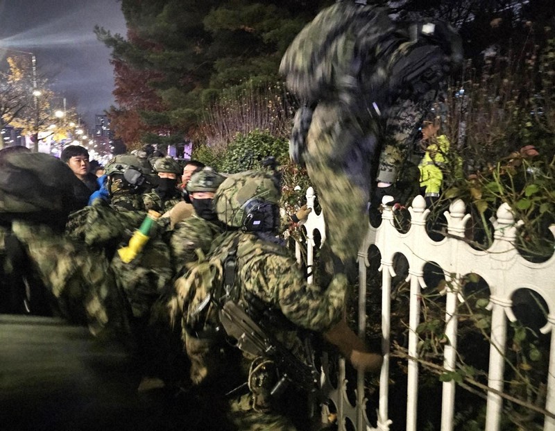 韓国国会突入の兵士は280人 事務総長「違法な乱入」と非難 | 毎日新聞